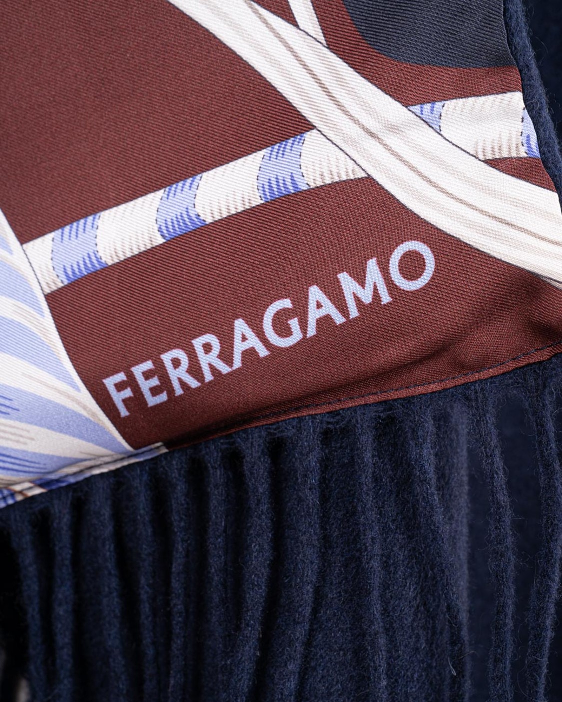 shop SALVATORE FERRAGAMO  Poncho: Salvatore Ferragamo cappa reversibile in cashmere e seta.
Scollo a scialle e fondo con frange tressé.
Composizione: 95% Cashmere 5% Lana.
Fabbricato in Italia.. 321198-787608 number 4104631